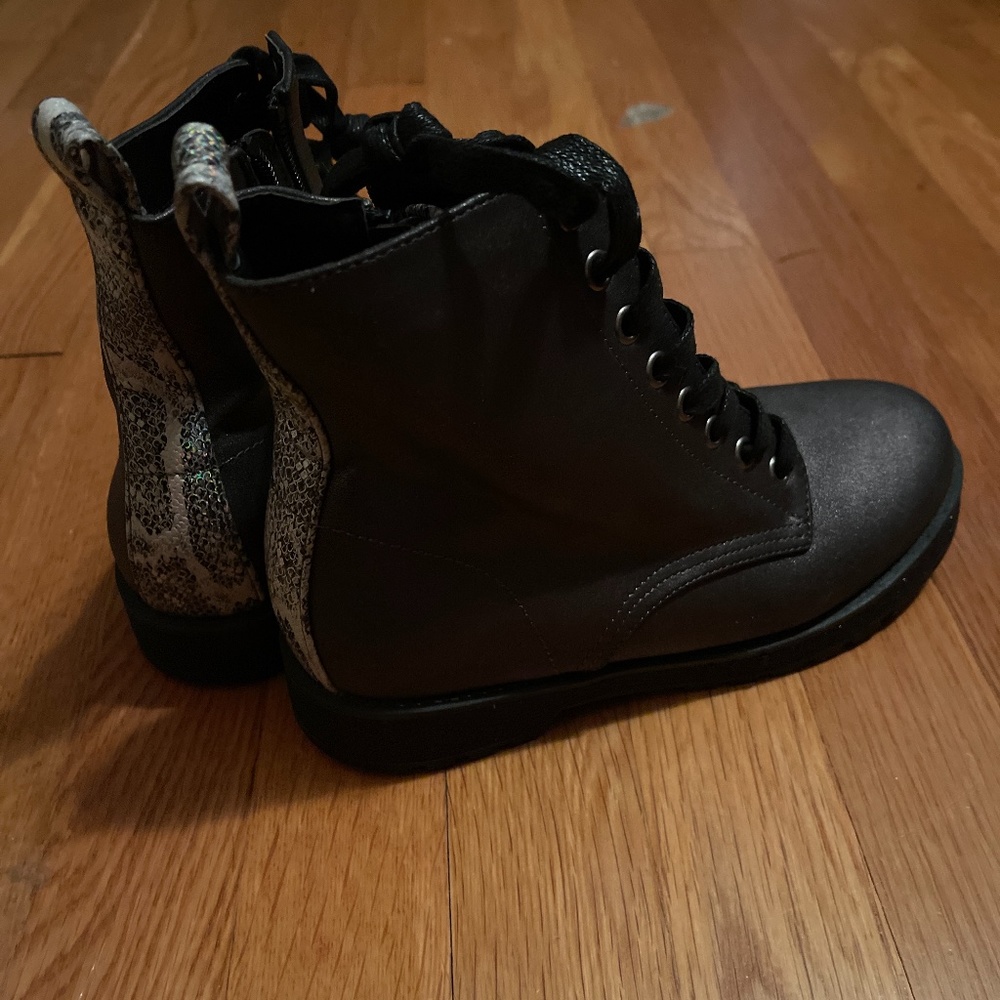 Girls’ boots